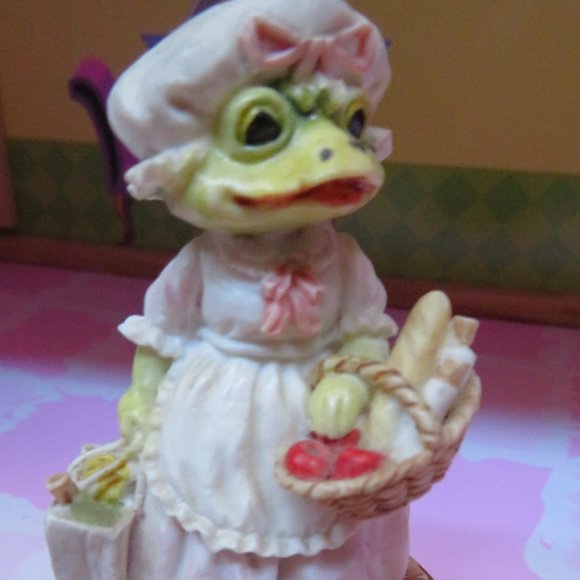 Vintage FELICITY Frog Leonardo Little Nook Village Ceramic on Wood Base 4" (26C) - Picture 1 of 6